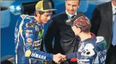  ??  ?? El apretón de manos entre Rossi y Lorenzo en la presentaci­ón.