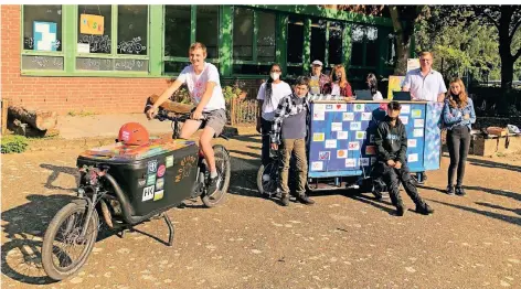  ?? FOTO: BK ?? Mit dem Lastenrad fährt Mobifant auf die Schulhöfe. Den Wahl-Anhänger haben Schüler der Erich-Kästner-Schule gestaltet.