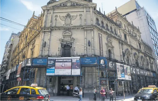  ?? Silvana colombo ?? Situado en Córdoba y Libertad, el histórico edificio del Teatro Cervantes sufre el deterioro