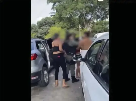  ?? REPRODUÇÃO/REDES SOCIAIS ?? Vídeo da abordagem da mãe suspeita de espancar a filha na sexta-feira (26)