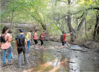  ?? ÁLVARO CARMONA ?? Un grupo de voluntario­s busca en un río a Juan José este verano