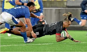  ?? GETTY ?? Maori All Blacks wing Sean Wainui
dives across to score against Samoa in Wellington. Left: Neria Foma
scored on debut for Samoa.