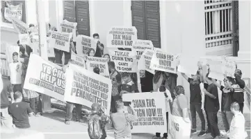  ??  ?? A group of protesters in front of Penang High Court. — Bernama photo