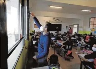  ?? VALERIO MERINO ?? Ventilació­n en una clase de un colegio de Córdoba