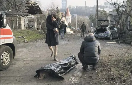  ?? A MAN Roman Hrytsyna Associated Press ?? becomes distraught next to the body of his wife, who was killed amid escalating Russian attacks on Saturday in Kyiv, Ukraine.