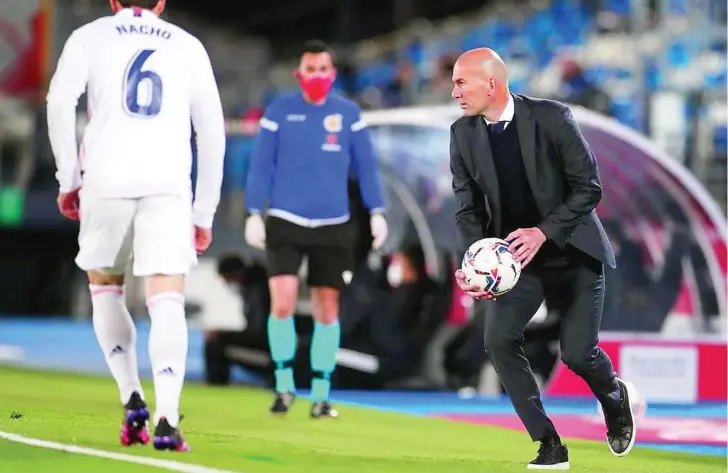  ?? REALMADRID.COM ?? Zidane devuelve un balón al campo en el último partido de Liga ante Osasuna