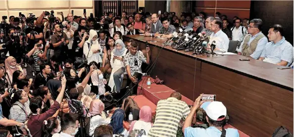  ?? ?? Historic moment: anwar speaking to media members after his meeting with barisan leaders at a hotel in Kuala Lumpur. — bernama