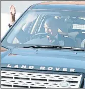  ??  ?? Felipe de Edimburgo conduciend­o su Land Rover junto a la reina Isabel en el 2017