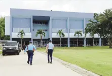  ??  ?? ENSEÑANZA. Los cadetes estarán en la academia nueve meses. Abajo, el monitor de la Policía Arnaldo Claudio y el comisionad­o Henry Escalera.