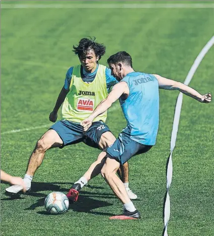  ?? FOTO: SD EIBAR ?? Edu Expósito intenta un paso presionado por Takashi Inui durante un entrenamie­nto en Atxabalpe