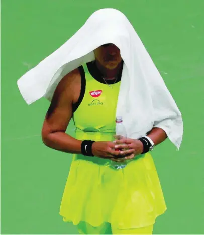  ?? EFE ?? Naomi Osaka, con una toalla en la cabeza, durante un descanso de su partido ante Leylah Fernández