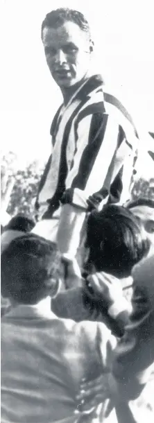  ??  ?? > August 1958: John Charles is held aloft by supporters after he led Juventus to victory in the Italian Cup at Turin