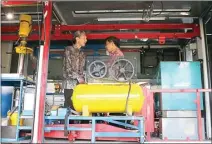  ?? FRIZAL/JAWA POS ?? LAYANAN TAMBAHAN: Presdir PT KTB Hisashi Ishimakii dan Hengky Tenacious saat mengunjung­i workshop di PT Diansarana Berlian Motors di Surabaya kemarin.