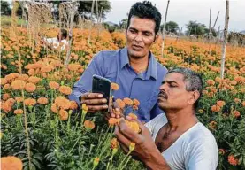  ?? Atul Loke / The New ?? Anil Bandawane, left, a farmer, with another in Junnar. He started a WhatsApp group for farmers across the country to exchange expertise and support.