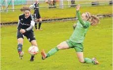  ?? FOTO: FAR ?? Sandra Trautwein (links) hat mit dem TSV Tettnang gegen den FV Niefern mit 0:1 das Nachsehen.