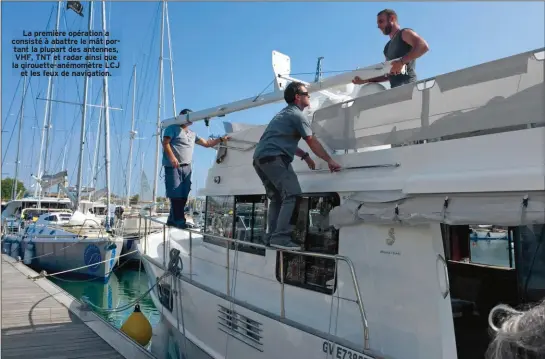  ??  ?? La première opération a consisté à abattre le mât portant la plupart des antennes, VHF, TNT et radar ainsi que la girouette-anémomètre LCJ et les feux de navigation.