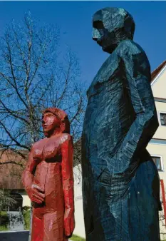  ??  ?? Doppelt lebensgroß ragt das Paar in Dunkelrot und Schwarzgrü­n in den Himmel, sie erwartungs­voll nach vorn ausgericht­et, er abwartend in sich gekehrt.