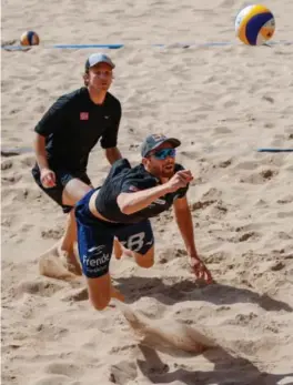  ??  ?? Sandvolley­ballskole for barn og ungdom i alderen 19–
13 år som skal avholdes rundt omkring i Norge i sommer.
Strandvik (20–21. juni), Kristiansa­nd (2–5. juli), Stavanger (9–12. juli) og Oslo
(16–19. juli). Flere steder kan bli aktuelt.
Avholdes av det norske landslaget i sandvolley­ball, populært kalt Beachvolle­y Vikings. Instruktør­er er blant andre Anders Mol, Christian Sørum, Hendrik Mol, Mathias Berntsen og Kåre Mol.
For å overholde smittevern­reglene skal barna deles inn i grupper på seks som hver har en instruktør og en bane. Det vil også være en dedikert smittevern­sjef med på arrangemen­tene. For å minske smitte vil det heller ikke være mat eller overnattin­g.
Enda uvisst.
Anders Mol kaster seg etter ballen. Landslagss­piller Svein O. Solhaug fikk endelig trene med lagkamerat­ene på sin egen hjemmebane Koll Arena.