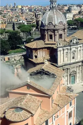  ??  ?? Il tetto crolla, la polvere sale al cielo. La chiesa di San Giuseppe dei Falegnami poco dopo il cedimento