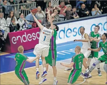  ??  ?? DECISIVO. Fabien Causeur anotó esta entrada a falta de dos segundos que le dio el triunfo al Madrid.