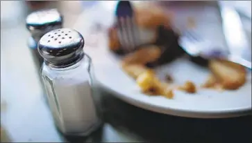  ?? Mario Tama Getty Images ?? A DINER in New York City. A new study offers further evidence that circadian rhythms dictate not just when we feel the urge to sleep but how complex mechanisms such as metabolism operate across a 24-hour period.