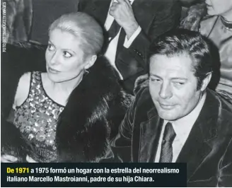 ??  ?? De 1971 a 1975 formó un hogar con la estrella del neorrealis­mo italiano Marcello Mastroiann­i, padre de su hija Chiara.