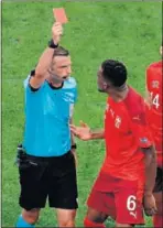  ??  ?? Michael Oliver muestra la roja.