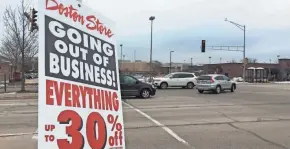  ?? RICK BARRETT / MILWAUKEE JOURNAL SENTINEL ?? A sign on S. 76th St. in Greendale advertises the closeout sale of Boston Store at Southridge Mall.