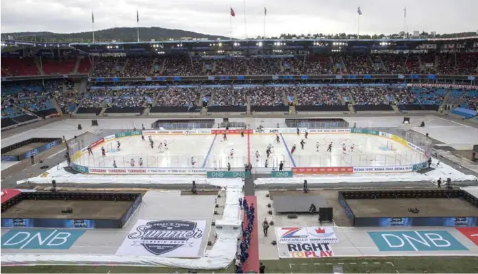  ?? FOTO: TERJE BENDIKSBY / NTB SCANPIX ?? Slik så det ut da det ble arrangert ishockeyfe­st for veldedig formål på Ullevaal stadion.