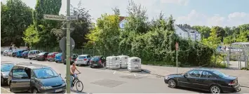  ?? Archivfoto: Peter Fastl ?? Wo derzeit noch die Autos der Hessing Mitarbeite­r parken, soll in Kürze ein neues Wohnprojek­t entstehen. Die Anwohner sind von den Plänen der städtische­n Bauverwalt­ung allerdings nicht angetan.