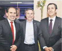  ??  ?? O Rodrigo La Fuente, gerente de Negocios de Transelec; Santiago Bradford, de TransQuill­ota, y Claudio Espinoza, consejero Coordinado­r Eléctrico.