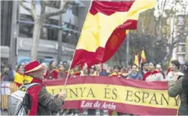  ??  ?? Manifestac­ión ultra por el centro de Barcelona. ALBERT BERTRÁN