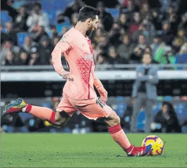  ?? FOTO: PEP MORATA ?? El momento exacto del golpeo de Leo Messi en la falta que significó el 0-1 en el derbi que el Barça ganó al Espanyol en Cornellà-El Prat (0-4)