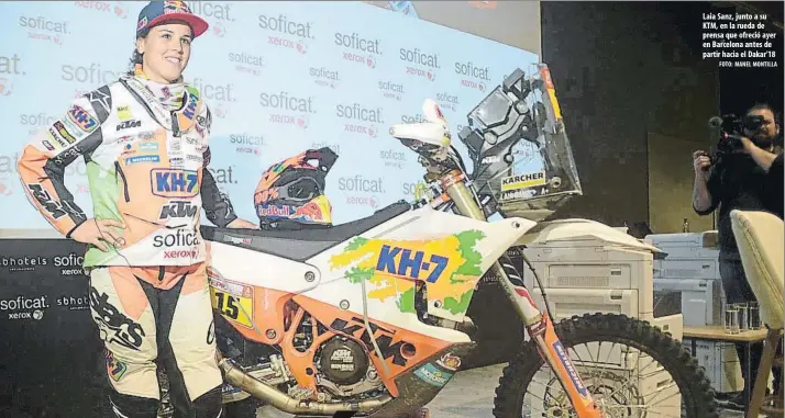  ?? FOTO: MANEL MONTILLA ?? Laia Sanz, junto a su KTM, en la rueda de prensa que ofreció ayer en Barcelona antes de partir hacia el Dakar’18