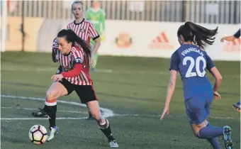  ??  ?? Sunderland Ladies’ Lucy Staniforth looks to create an opening against Evertom.