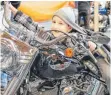  ?? FOTO: ANDY HEINRICH ?? Wer Kinder mit einem Motorrad transporti­ert, muss Sicherheit­svorkehrun­gen treffen.