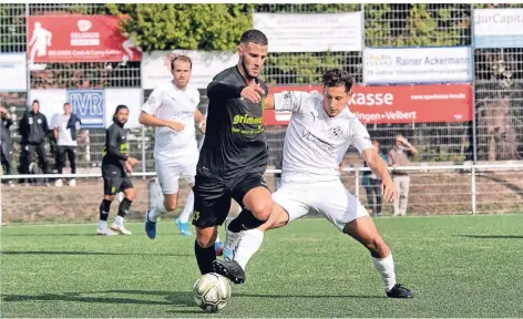  ?? RP-FOTO: RALPH MATZERATH ?? VfB-Stürmer Selcuk Yavuz (rechts) versucht, dem Velberter Fatih Özbarayk das Leder abzuluchse­n.