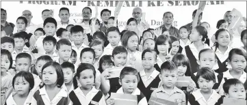  ??  ?? Aaron (back row, third right) and Shoib (fourth right) with the recipients. — Photo by Othman Ishak.