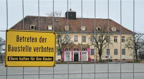  ?? Foto: Tom Trilges ?? Ein Bauzaun verhindert den Zugang zum ehemaligen Militärgeb­äude, das zuletzt den Club „Kantine“beherbergt­e. Es wird demnächst zusammen mit dem Reese-Theater und der Krad-Halle abgerissen.