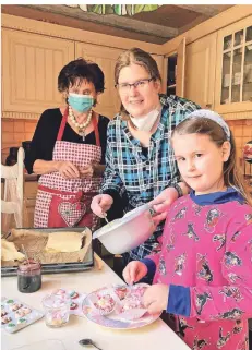  ?? FOTO: W. PIEL ?? Ursula Kwasny mit Tochter Desiree und Enkelin Sophia: Die drei Damen sind begeistert von einem alten Familienre­zept.