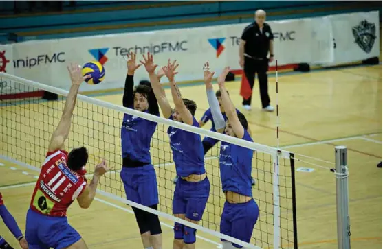  ??  ?? PROFFER: Spillerne på det greske laget Foinikas Syros spiller volleyball på heltid. Det gjør ikke spillerne på TIF Viking.