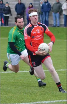  ??  ?? Seanie Crosbie recovered from a head injury to score the first of St Kevin’s two goals against Naomh Fionnbarra. Pic: Aoife Clare