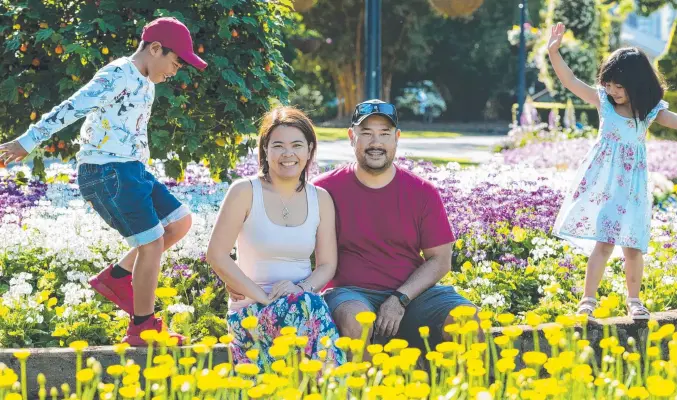  ?? Picture: Kevin Farmer ?? FUN IN THE FLOWERS: Rotsen and Maureen Gregorio, with daughter Alessandra and son Joaquin, enjoy Laurel Bank Park at the Carnival of Flowers.