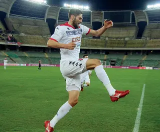  ??  ?? In campo L’esultanza di Manuel Scavone dopo un gol messo a segno con il Bari