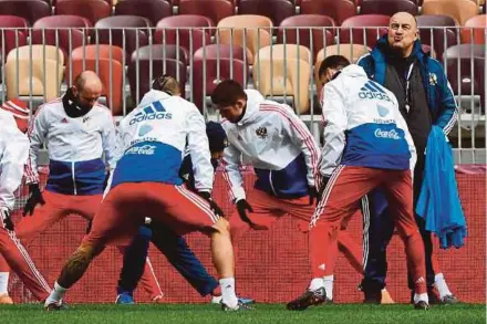  ?? AFP PIC ?? Russia coach Stanislav Cherchesov (right) leads a training session ahead of their friendly match against Brazil today.