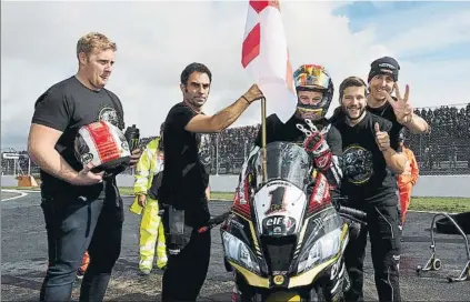  ?? FOTO: SUPERBIKES ?? Jonathan Rea celebra junto a integrante­s de su equipo, el Kawasaki Racing Team, su tercer título mundial de Superbikes en Francia
