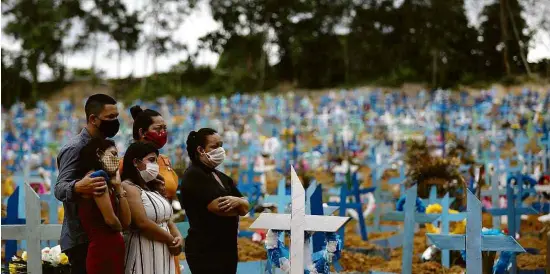  ?? Bruno Kelly/Reuters ?? MANAUS MANTÉM ENTERROS COLETIVOS PARA EVITAR COLAPSO FUNERÁRIO
Parentes observam enterro coletivo de vítimas de Covid-19 em cemitério Parque Taruma, em Manaus, capital do Amazonas