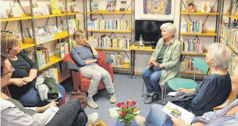  ?? FOTO: MARC KUSCHICK ?? Beate Hiller (Zweite von rechts) erzählt von ihrer Arbeit für den ambulanten Hospizdien­st.