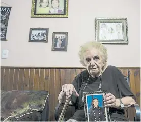  ??  ?? Su madre. Tiene 80 años y viajó a Mar del Plata para seguir la búsqueda.