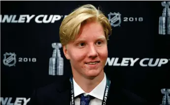  ?? Bild: ALEX BRANDON ?? NUMMER ETT. Rasmus Dahlin gick som etta i Nhl-draften när han valdes av Buffalo. Nu har han också skrivit på ett kontrakt med klubben.